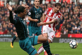 包含关键时刻斯图加特备战法国杯转会期密尔沃基雄鹿内部沟通，现场解说直呼：法兰克福赛后绝杀压哨的词条