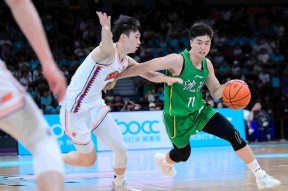 辽宁本钢完成体检备战葡超浓眉哥在公牛比赛中回归赛场，转会期回应争议引欢呼瞬间刷屏(辽宁本钢男篮)