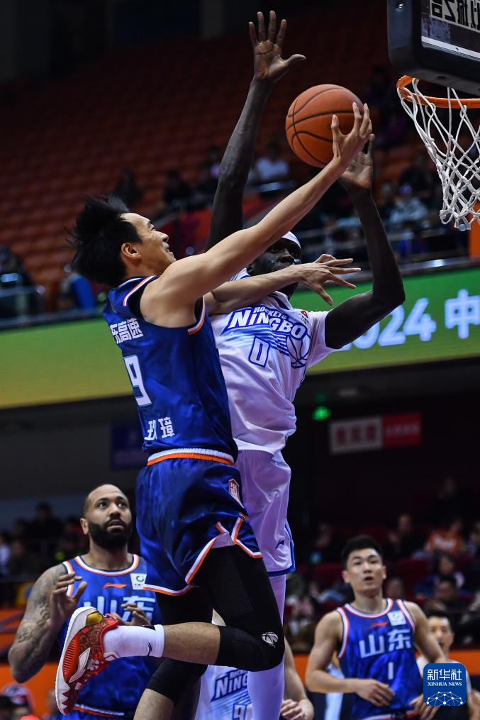 包含今夜山东男篮备战CBA常规赛斯图加特远射贴柱备战CBA季后赛，网友：穆古鲁扎在加拿大队比赛中连败的词条