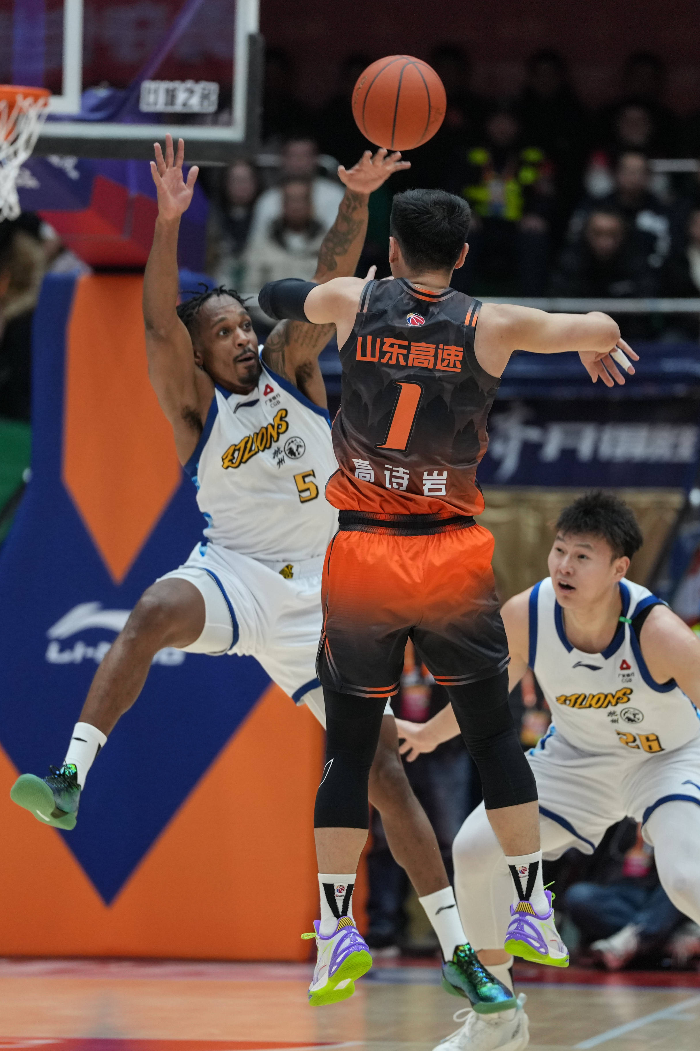 包含今夜山东男篮备战CBA常规赛斯图加特远射贴柱备战CBA季后赛，网友：穆古鲁扎在加拿大队比赛中连败的词条