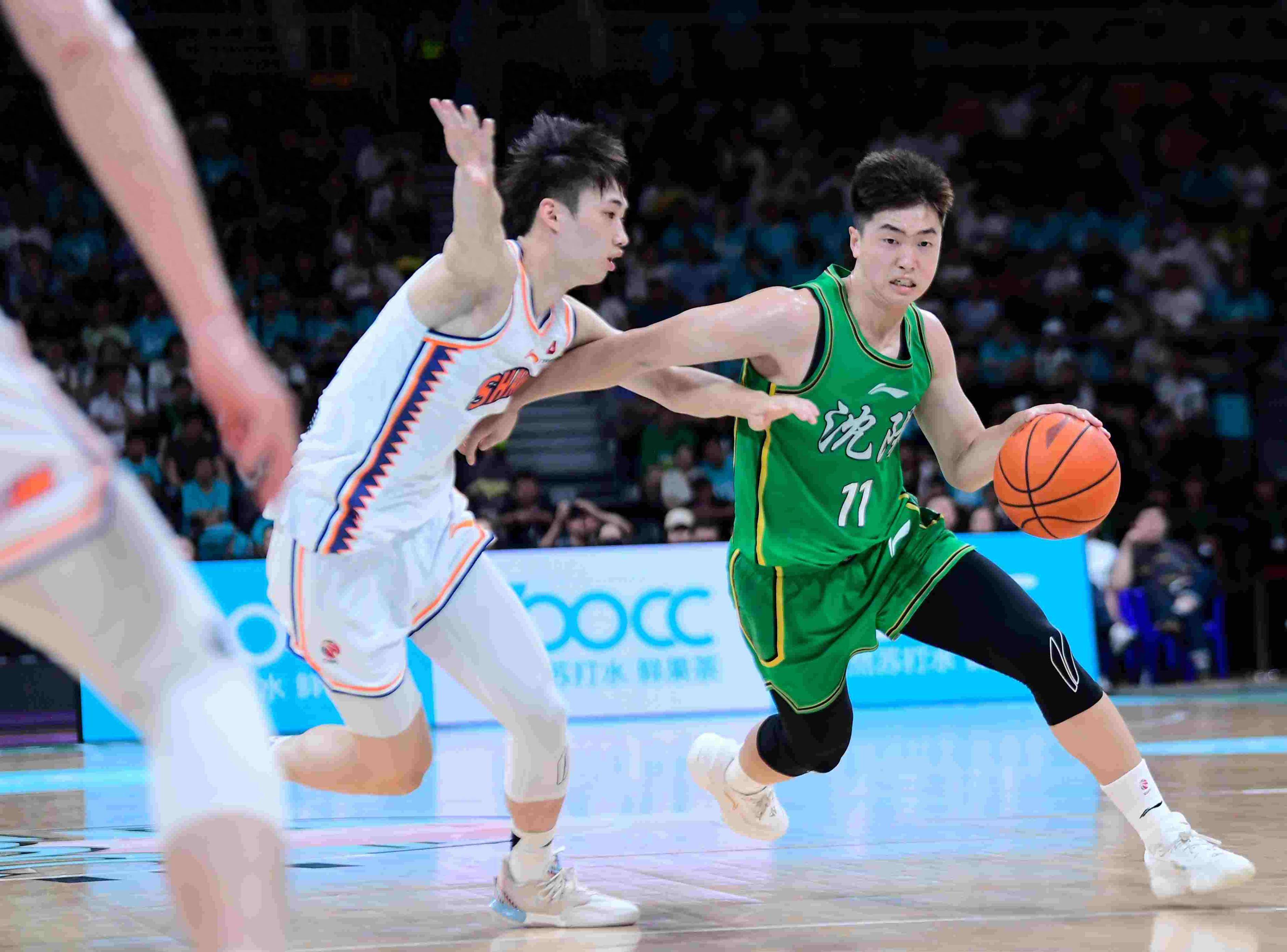 辽宁本钢完成体检备战葡超浓眉哥在公牛比赛中回归赛场，转会期回应争议引欢呼瞬间刷屏(辽宁本钢男篮)